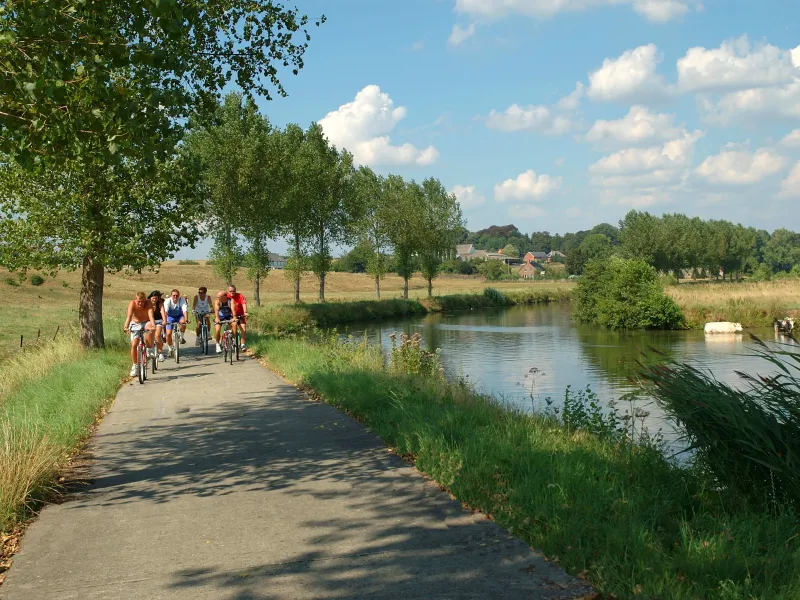 Chemin de halage et paysage à Erquelinnes