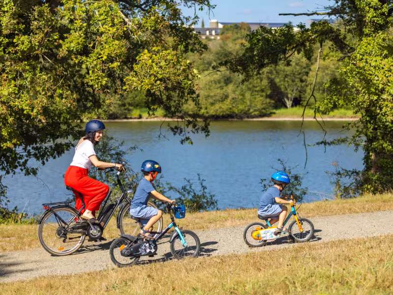 Cyclistes à l'étang de la Forge 