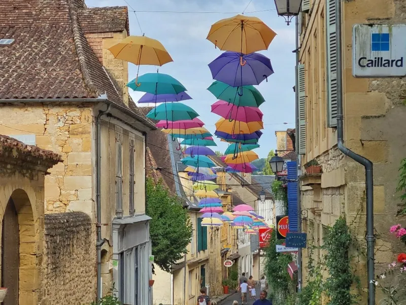 Rue de parapluies à Excideuil