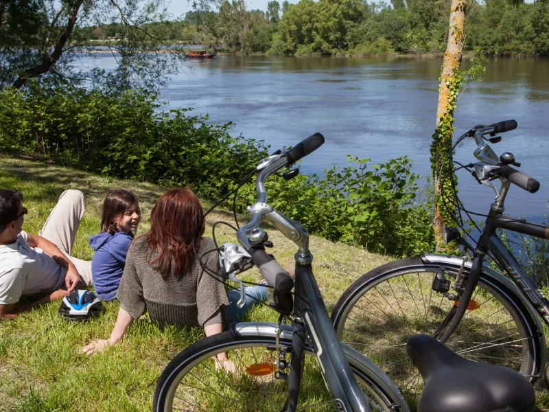 Famille à vélo en bord de Vienne