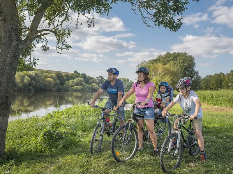 Famille de cyclistes près de Marcilly-sur-Vienne