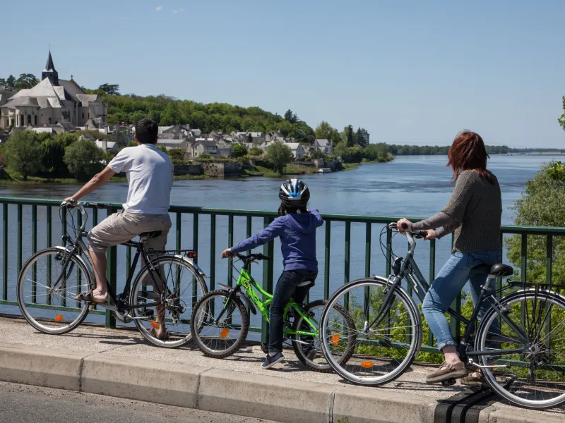 Famille à vélo sur un pont surplombant la Vienne - Candes-Saint-Martin