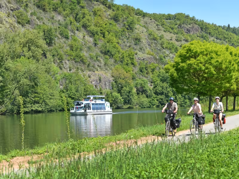Trio de cyclistes et bateau sur le Lot