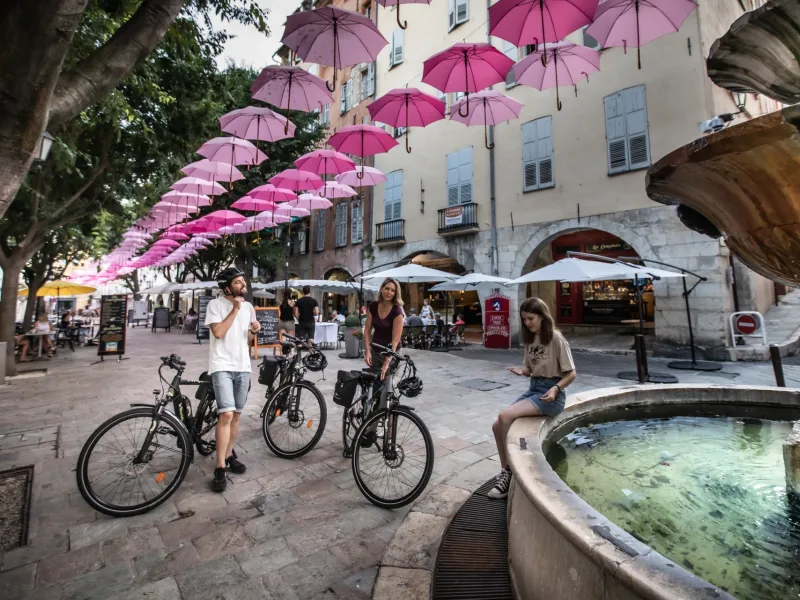 Ombrelles et vélos à Grasse