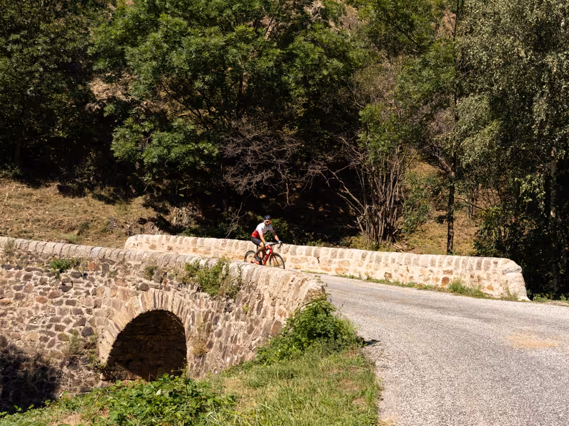 Cycliste sur un pont 