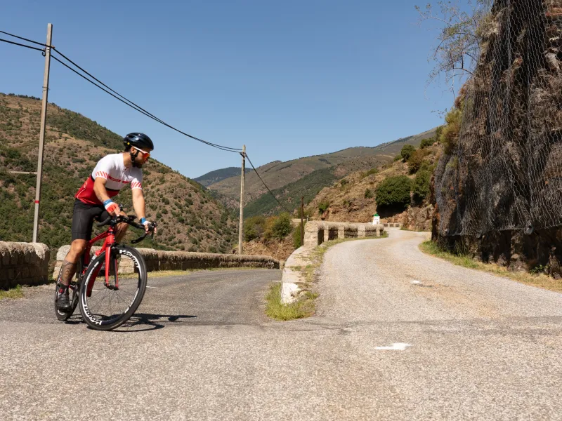 Cycliste dans un virage vers Garrotxes