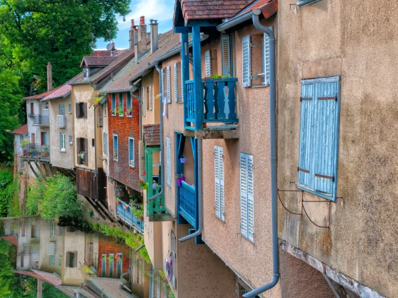 Habitations sur les bords de la Cuisance à Arbois