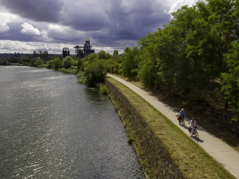 La Moselle, la voie verte et le Haut fourneau U4 