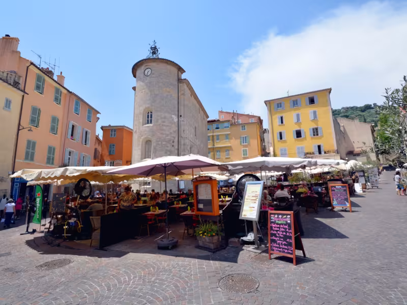 Place Massillon à Hyères