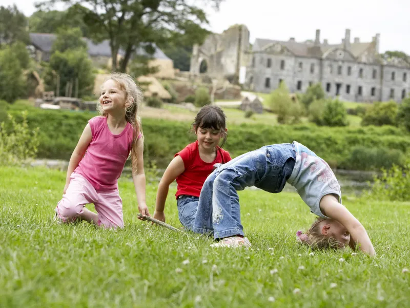 Jeux d'enfants dans la Nature à Gouarec