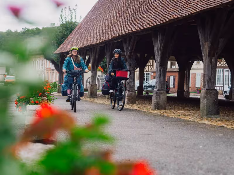 Cyclistes dans le village de La Ferrière-sur-Risle 