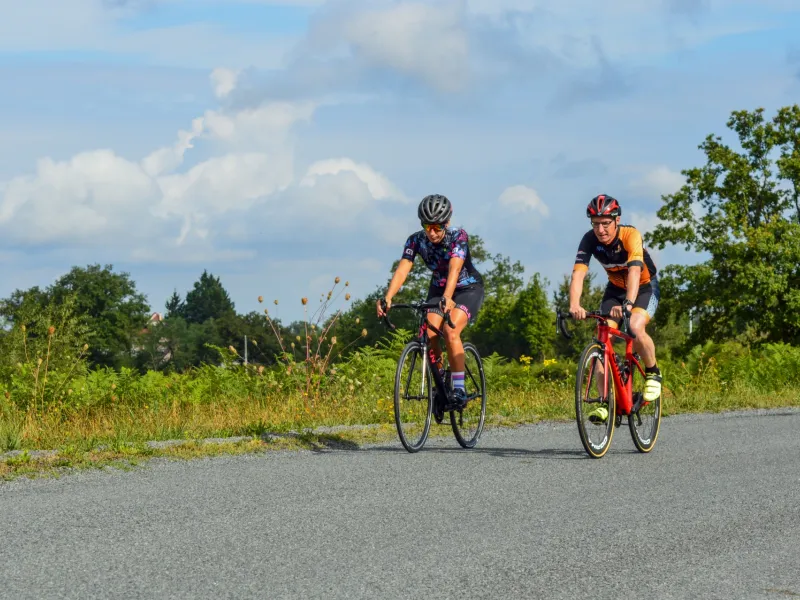 Duo cyclistes sur route sur la Vagabonde