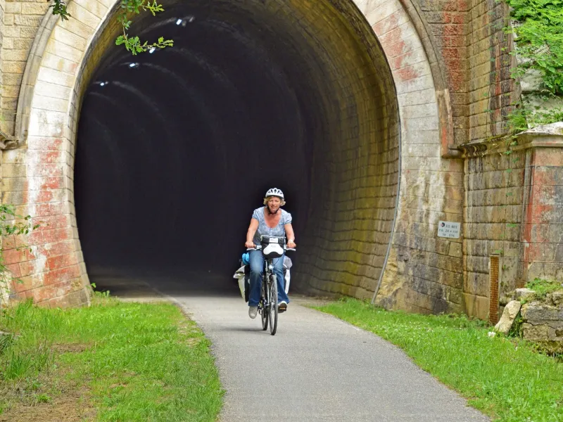 Passage d'un tunnel sur la piste cyclable Roger Lapébie