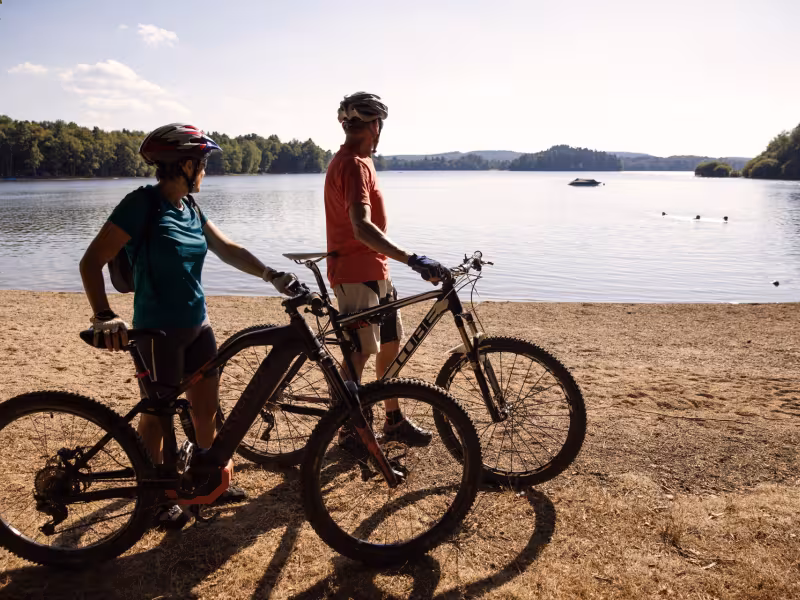 Arrivée à VTT au lac des Settons 