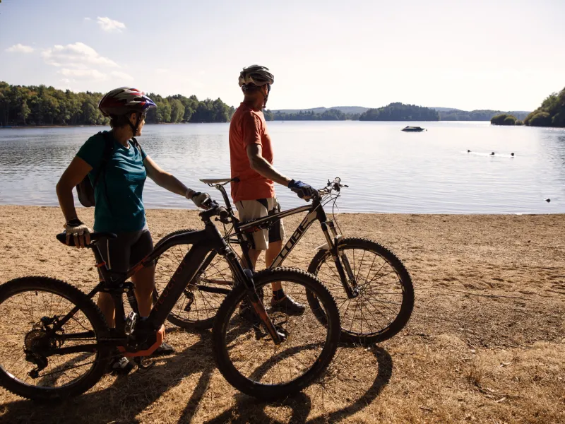 Arrivée à VTT au lac des Settons 