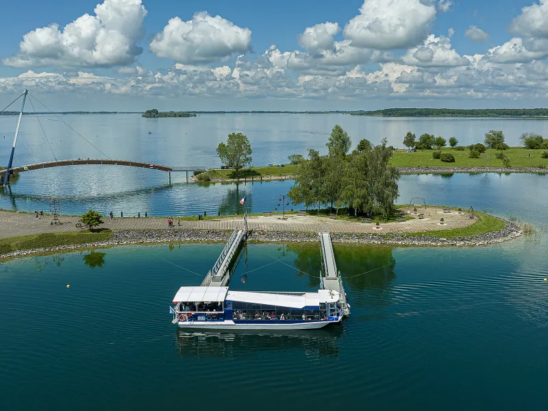 Embarcadère sur le lac du der