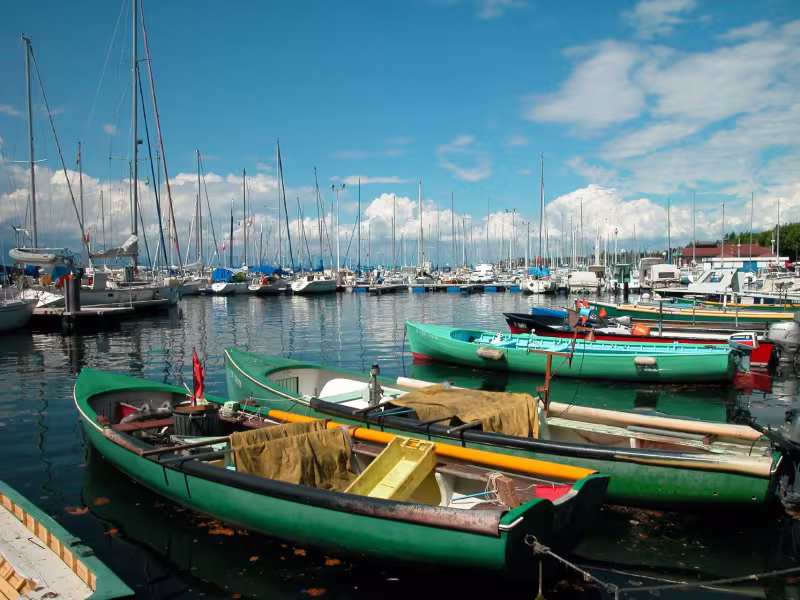 Le port de Thonon-les-Bains avec ses bateaux traditionnels 