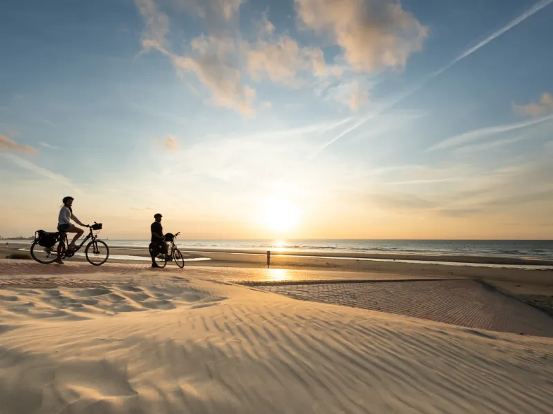 Coucher de soleil sur la plage à Leffrinckoucke