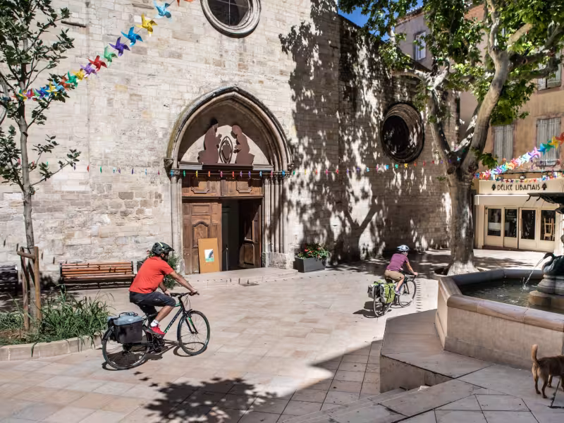 Cyclo-randonneur devant l'église St-Sauveur de Manosque