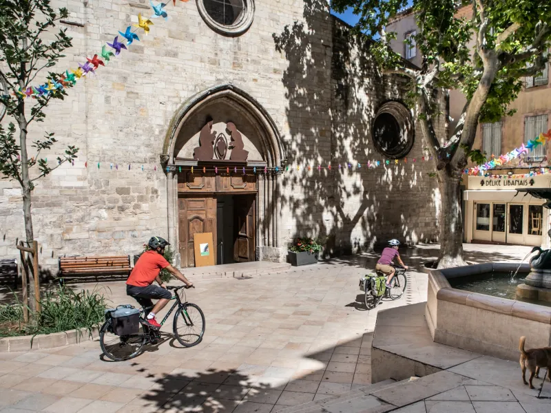 Cyclo-randonneur devant l'église St-Sauveur de Manosque