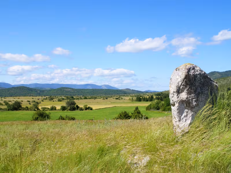 Le Menhir de la Trivalle à Rogues
