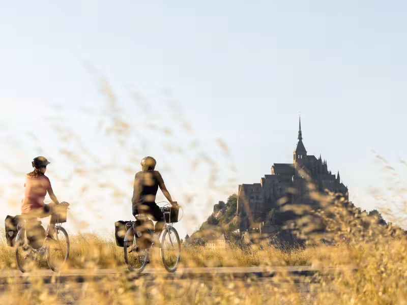 Cyclistes arrivant au Mont St-Michel