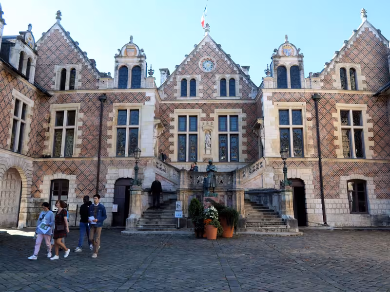 Façade de l'hotel Groslot à Orléans