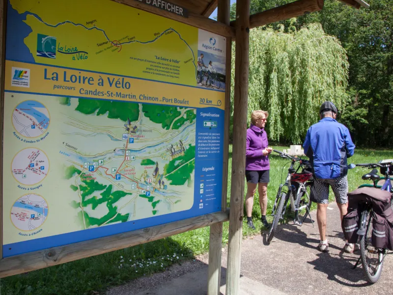 Panneau d'indication de La Loire à vélo - Candes-Saint-Martin