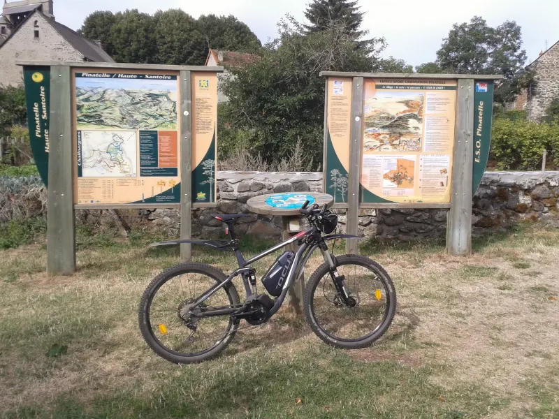 Panneau d'orientation à Chalinargues sur la GTMC à VTT