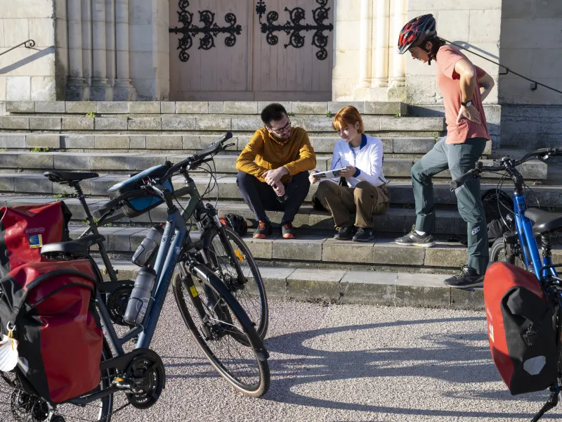 Pause sur le parvis de l'église