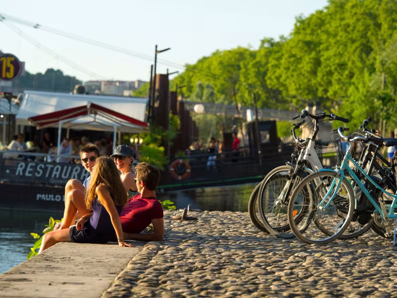 Pause entre amis sur les berges du Rhône - ViaRhôna