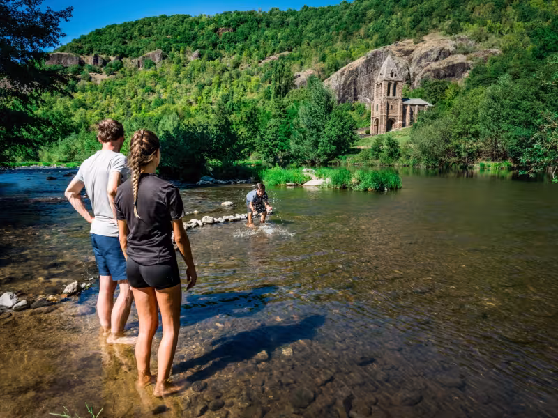 Pause les pieds dans l'eau de l'Allier devant la chapelle Sainte-Marie-des-Chazes
