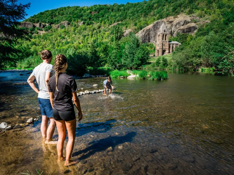 Pause les pieds dans l'eau de l'Allier devant la chapelle Sainte-Marie-des-Chazes