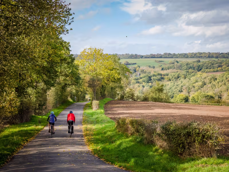 Petite route de campagne à vélo en Suisse Normande