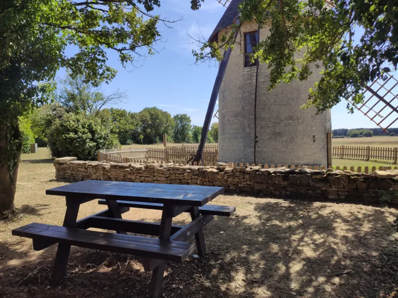 Table de pique-nique à côté du moulin