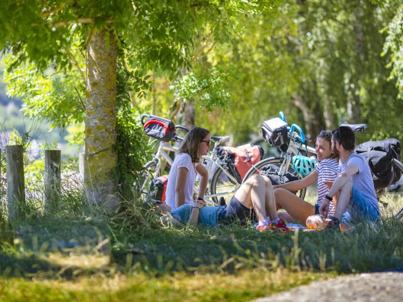 Pique-nique en bord de Seine près de La Bouille