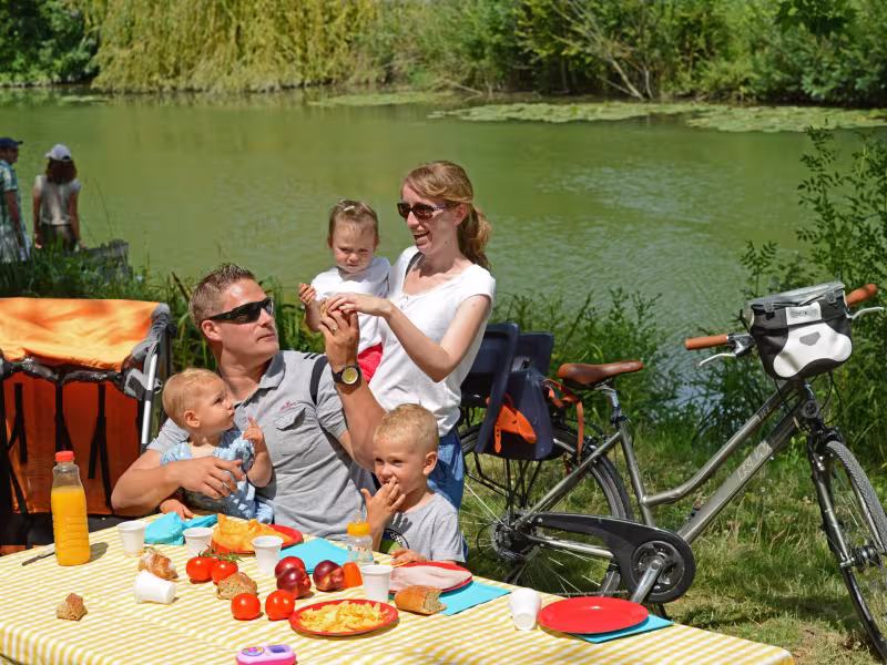 Pique-nique vélo en famille