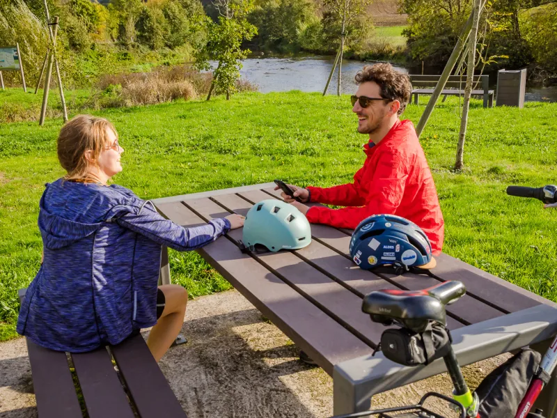 Pause pique-nique au bord de l'eau sur La Vélo Francette