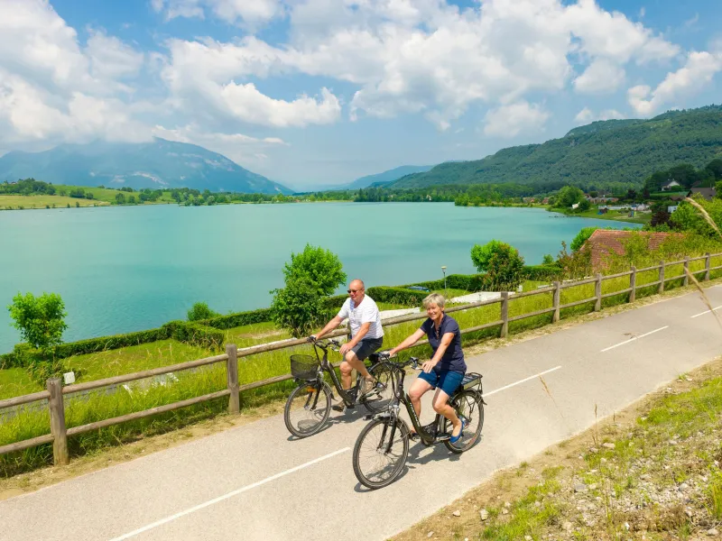Piste cyclable le long du Lac Culoz près de Belley sur la ViaRhôna