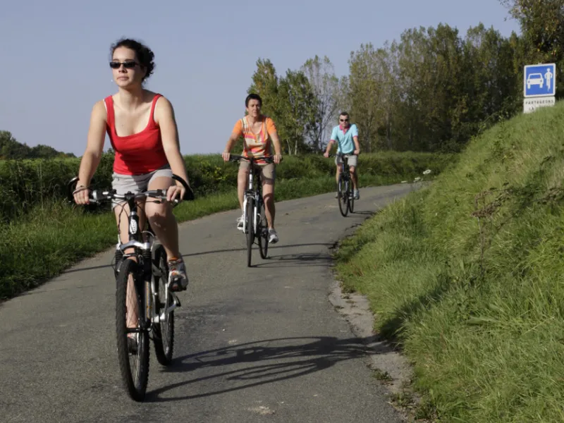 Sur une piste cyclable dans le Parc Naturel Régional du Perche