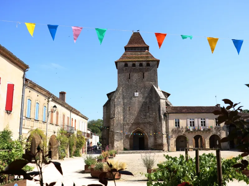 Vue de la place royale à Labastide d'Armagnac