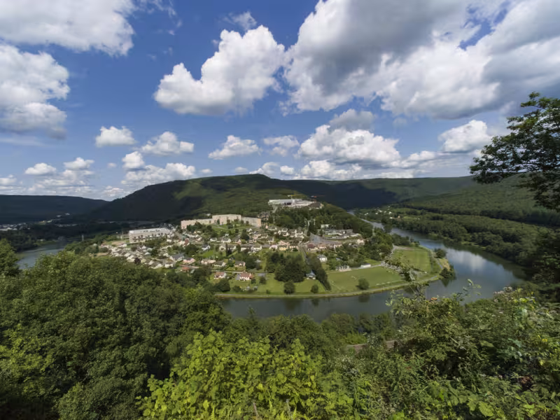 Point de vue sur Revin et un méandre de la Meuse