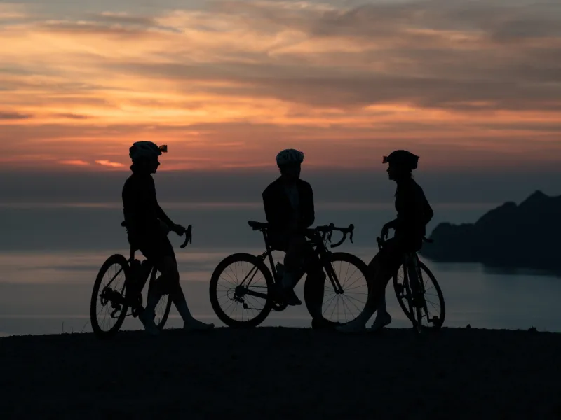 Cyclistes et coucher de soleil près de Porto