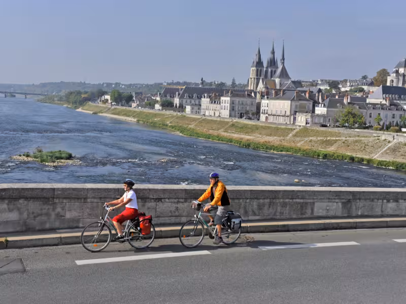 Pont au dessus de la Loire avec Blois en arrière-plan