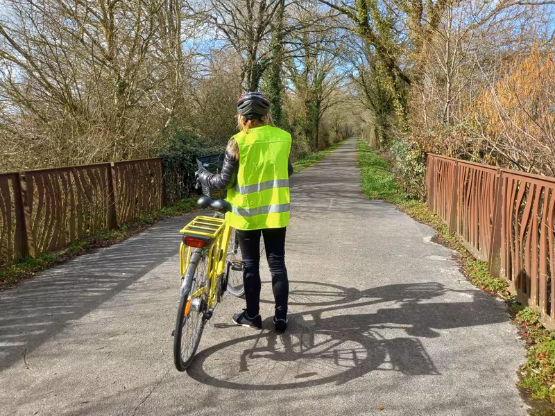 Cycliste sur la voie verte de Rougé