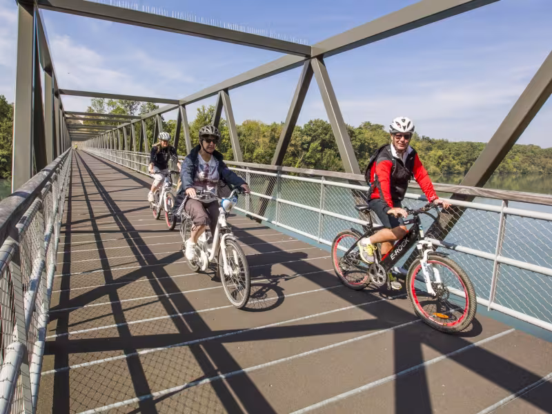 Cyclistes sur passerelle de l'Isère
