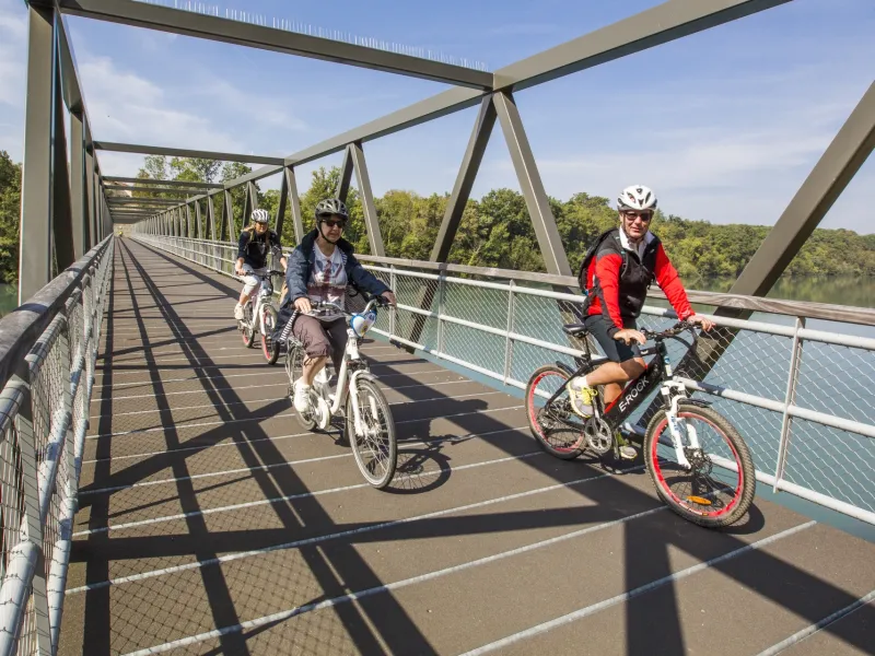 Cyclistes sur passerelle de l'Isère