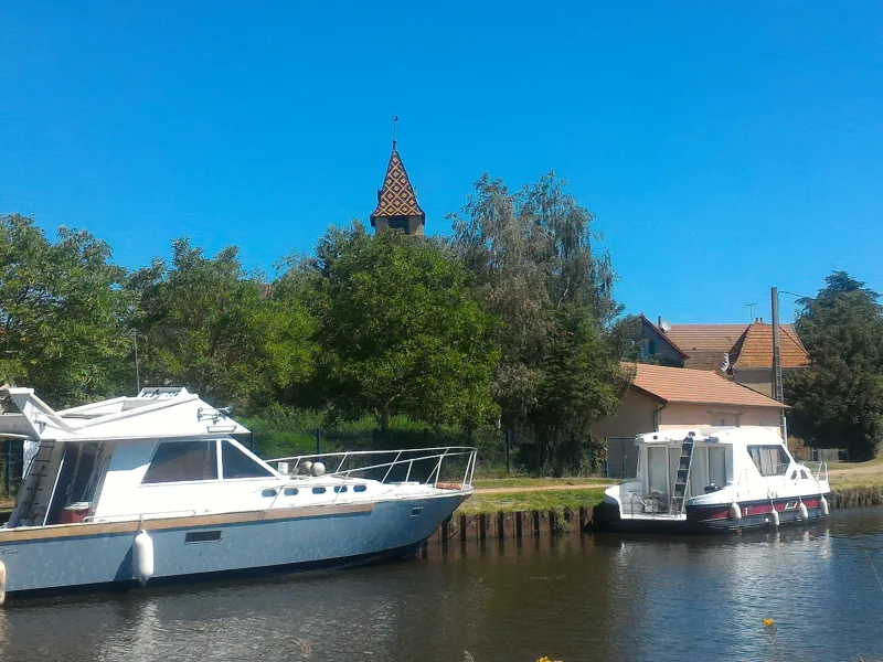 Bateaux à Brienon sur le canal de Roanne à Digoin