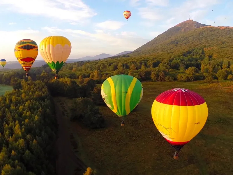 Montgolfières au dessus du Puy-de-Dôme