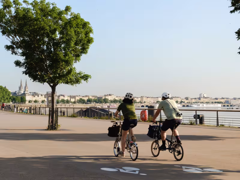 Quai de la Garonne à vélo - Bordeaux